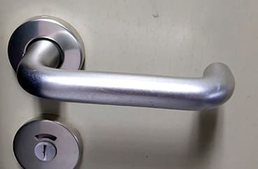 Unhygienische Türklinke